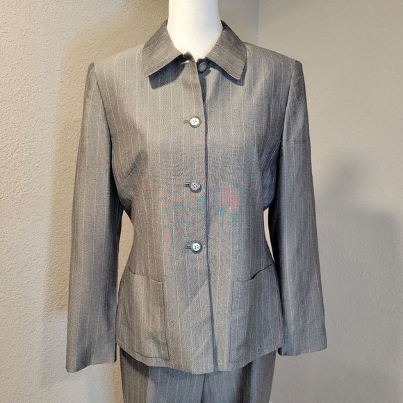 Tahari by Arthur S. Levine Pantsuit Gray Striped Size 8P